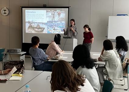 参加者にプレゼンテーションを行うオックスブリッジ学生
