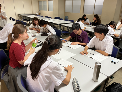 高校生とディスカッションするオックスブリッジ学生