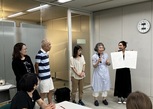 チームのアイデアを前に出て発表している様子