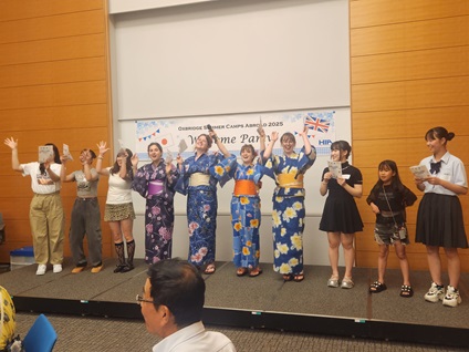 歌を歌って楽しむオックスブリッジ学生と参加者