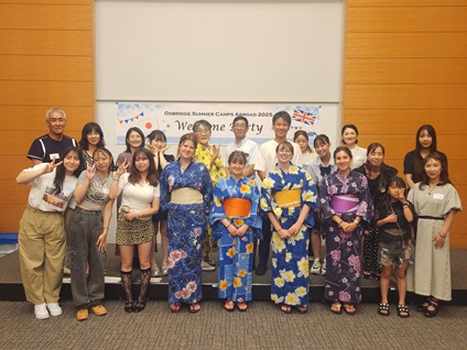 オックスブリッジ学生とウェルカムパーティー参加者の集合写真