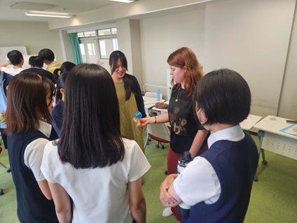 オックスブリッジ学生にけん玉の使い方を教える高校生