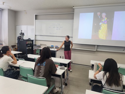 教室でディスカッションする大学生