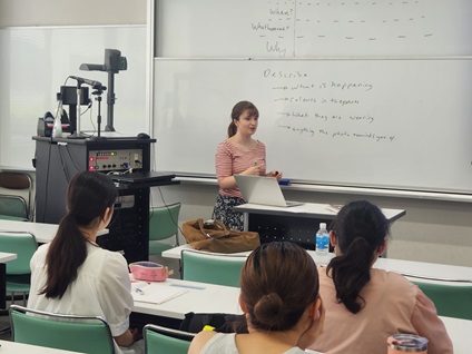 学生に授業を行うオックスブリッジ学生