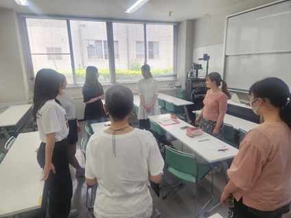 教室でディスカッションする大学生