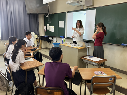 高校生に授業をおこなうオックスブリッジ学生