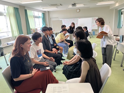高校生と向かい合ってディスカッションを行うオックスブリッジ学生