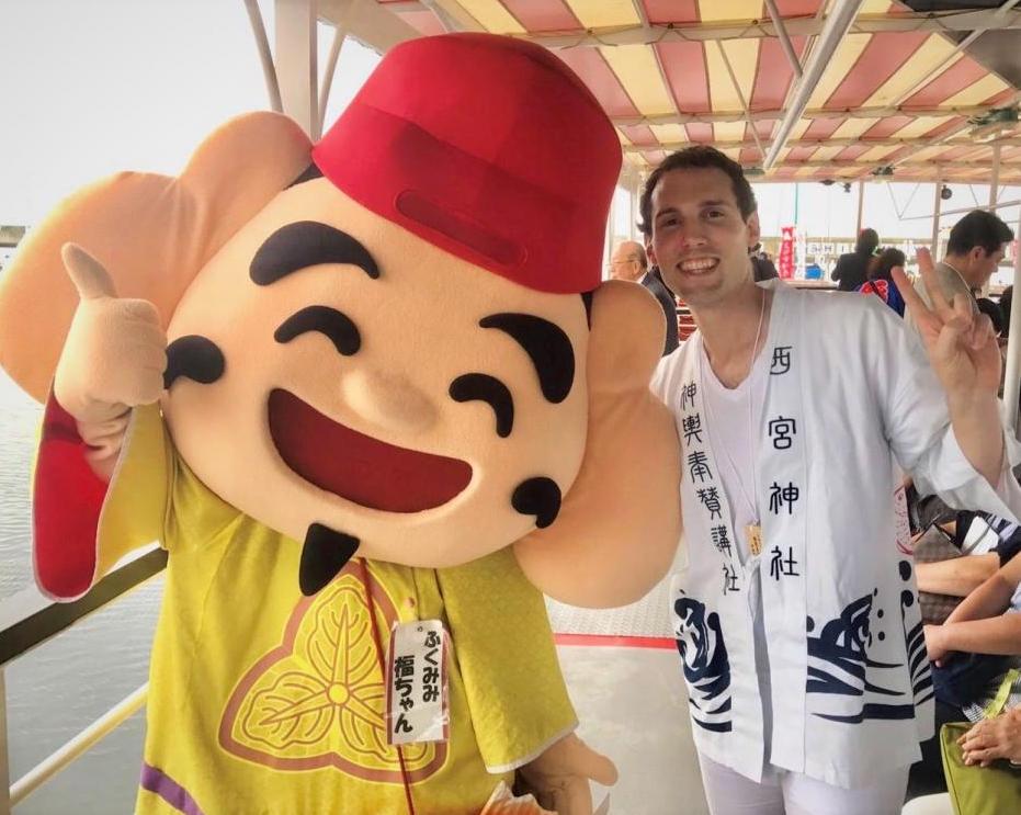 西宮神社で手伝うジェラルドさん