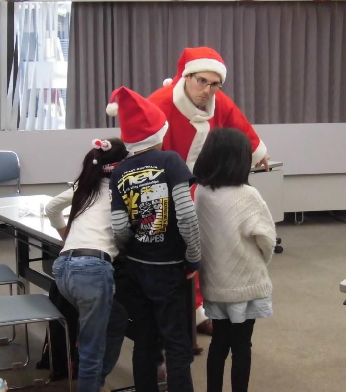 クリスマスイベントでサンタの衣装を着たジェラルドさん