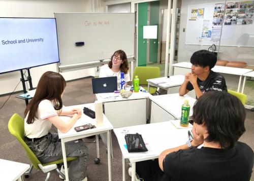 学生同士で話し合う様子
