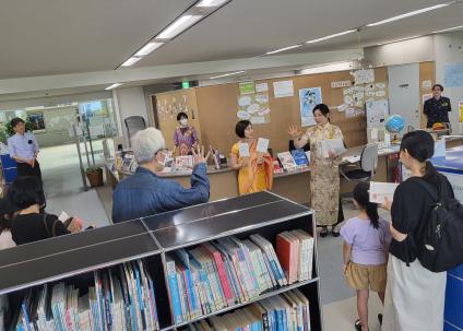 夏まつりでじゃんけんを楽しむ参加者