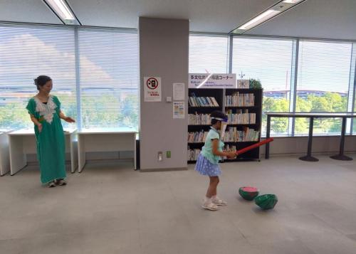 スイカ割りをする子どもとそれを補助するスタッフ