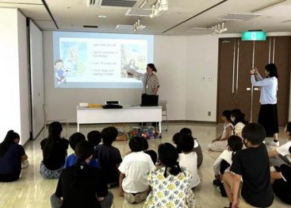 子どもたちに英語を教える学生